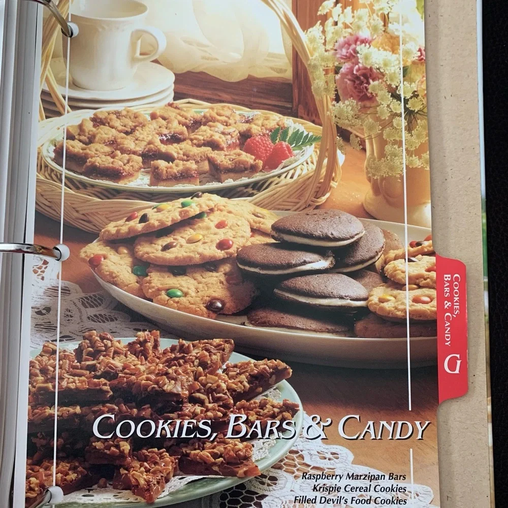 Vintage Cookbook 3 Ring Binder Simply Delicious Herbergers Employees Recipes